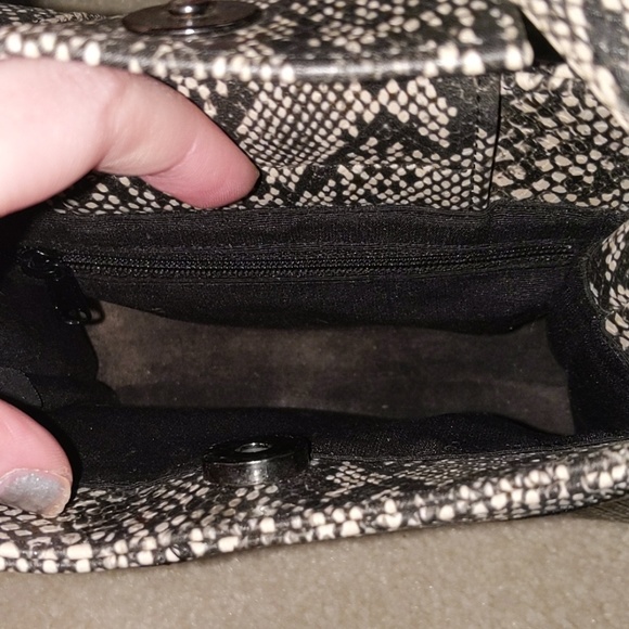 Guess sneak print purse - Picture 3 of 6